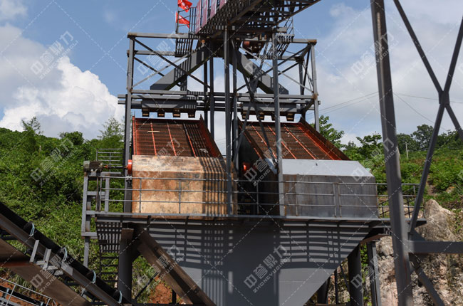 Vibrating screen configured in the crusher plant