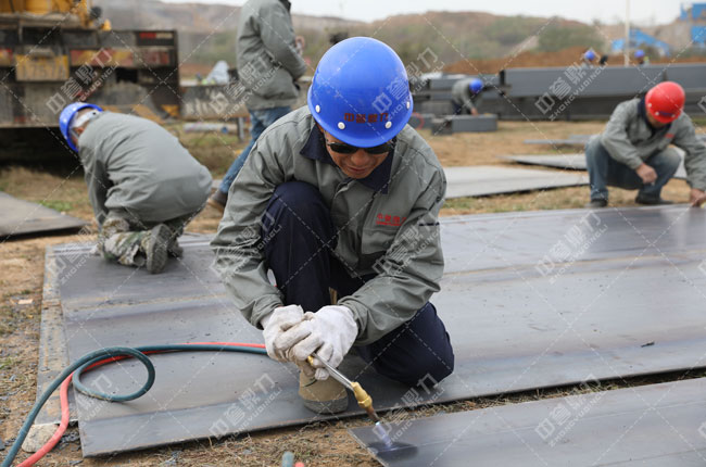 The workers are busy with the crushing project 