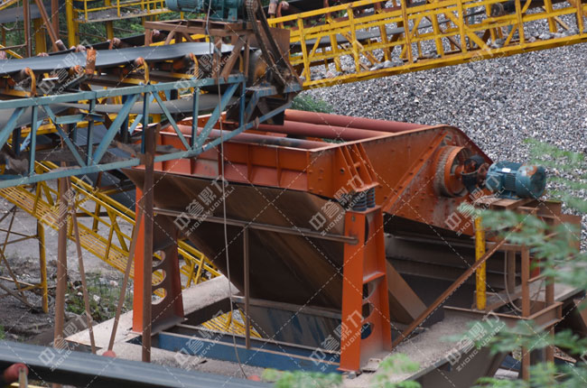 the vibrating screen under operation